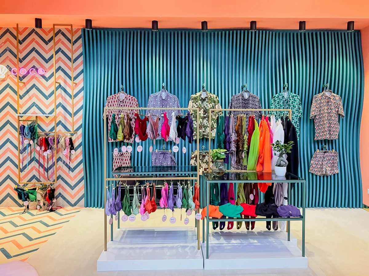 Arriva a Napoli Centrale Island Coco Bikini!