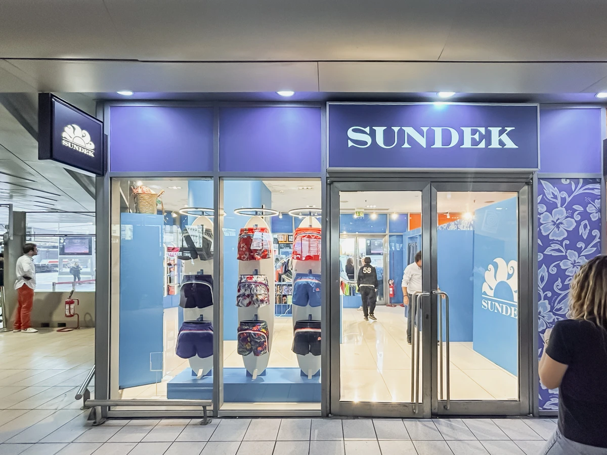 Sundek approda in stazione per celebrare la moda mare!